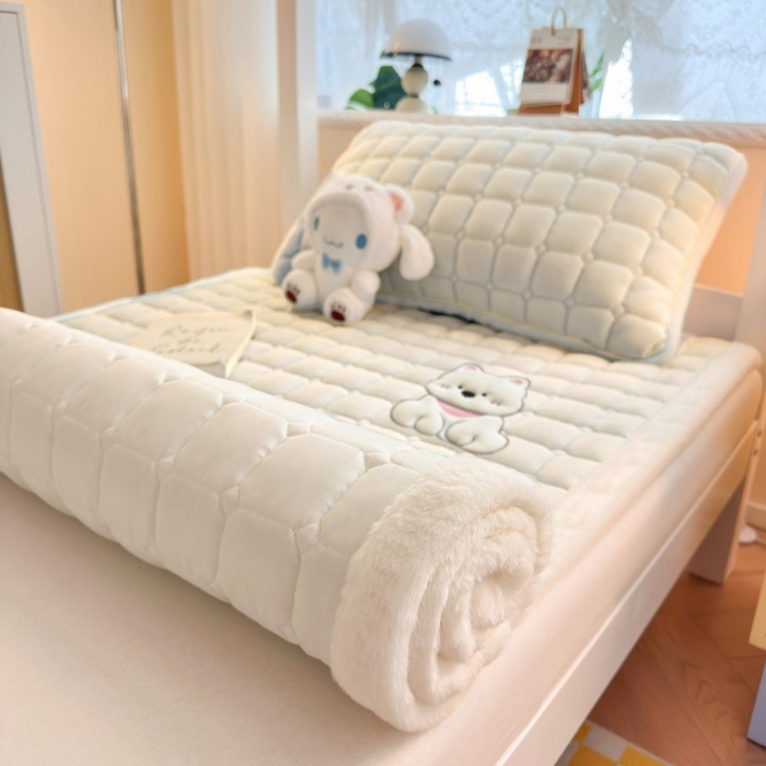 91家纺网 家纺一手货源 找家纺 爱屋及屋 2025新款牛奶绒毛巾绣床垫-学生床 luck狗-米白