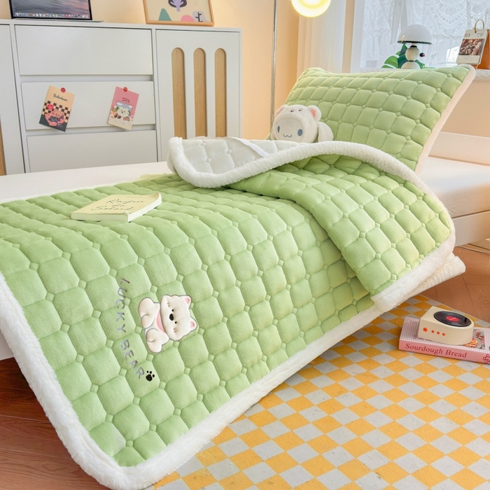 91家纺网 家纺一手货源 找家纺 爱屋及屋 2025新款牛奶绒毛巾绣床垫-学生床 luck狗-草绿