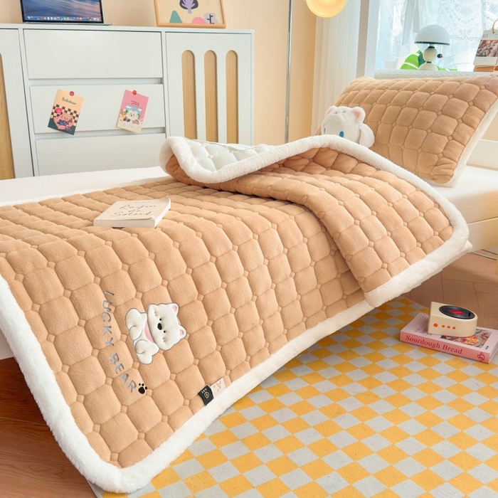 91家纺网 家纺一手货源 找家纺 爱屋及屋 2025新款牛奶绒毛巾绣床垫-学生床 luck狗-卡其