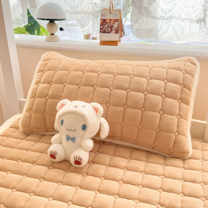 91家纺网 家纺一手货源 找家纺 爱屋及屋 2025新款牛奶绒毛巾绣床垫-学生床 luck狗-卡其