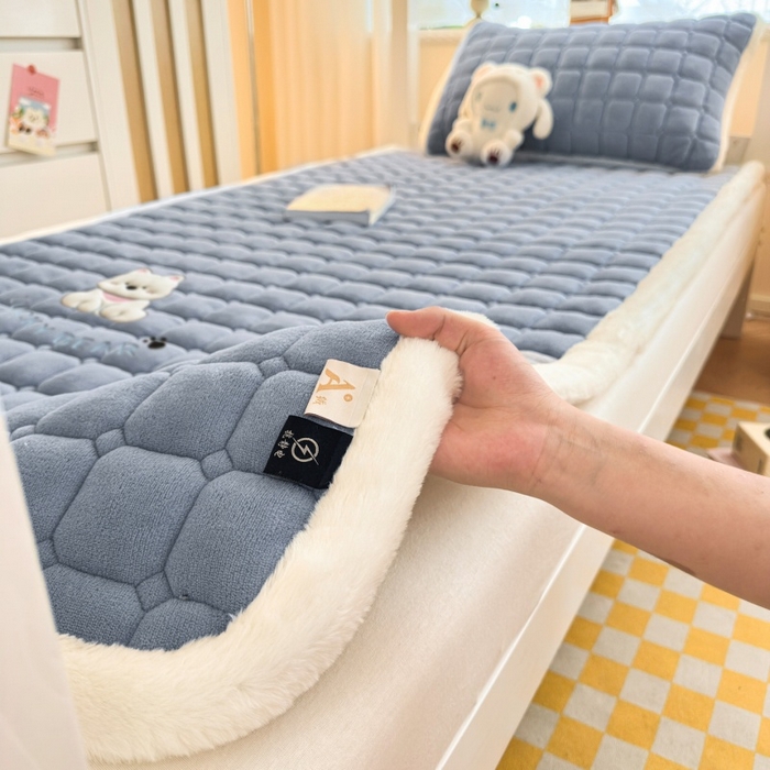 91家纺网 家纺一手货源 找家纺 爱屋及屋 2025新款牛奶绒毛巾绣床垫-学生床 luck狗-浅灰