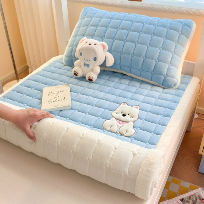 91家纺网 家纺一手货源 找家纺 爱屋及屋 2025新款牛奶绒毛巾绣床垫-学生床 luck狗-天空蓝