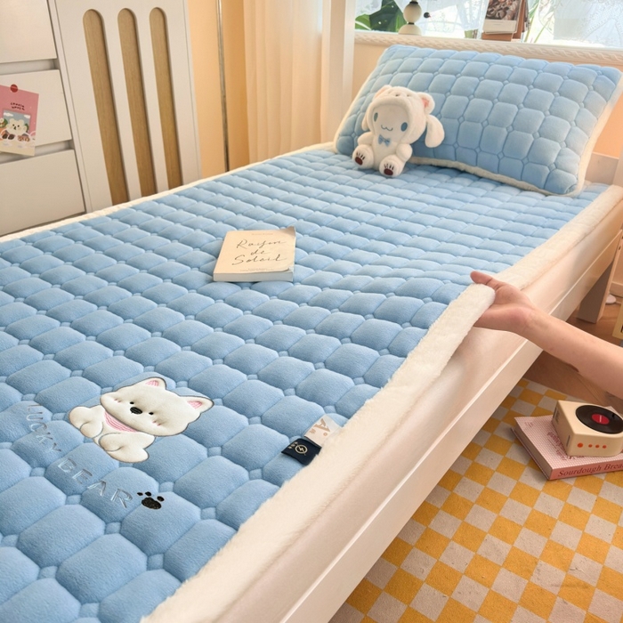 91家纺网 家纺一手货源 找家纺 爱屋及屋 2025新款牛奶绒毛巾绣床垫-学生床 luck狗-天空蓝