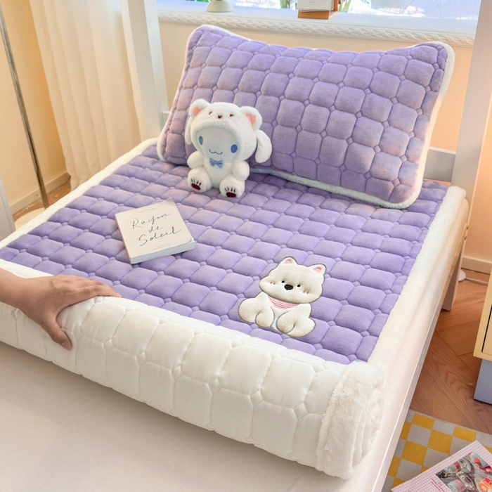 91家纺网 家纺一手货源 找家纺 爱屋及屋 2025新款牛奶绒毛巾绣床垫-学生床 luck狗-浅紫