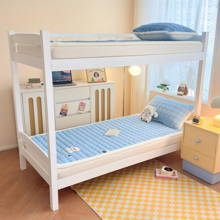 91家纺网 家纺一手货源 找家纺 爱屋及屋 2025新款牛奶绒毛巾绣床垫-学生床 luck狗-天空蓝