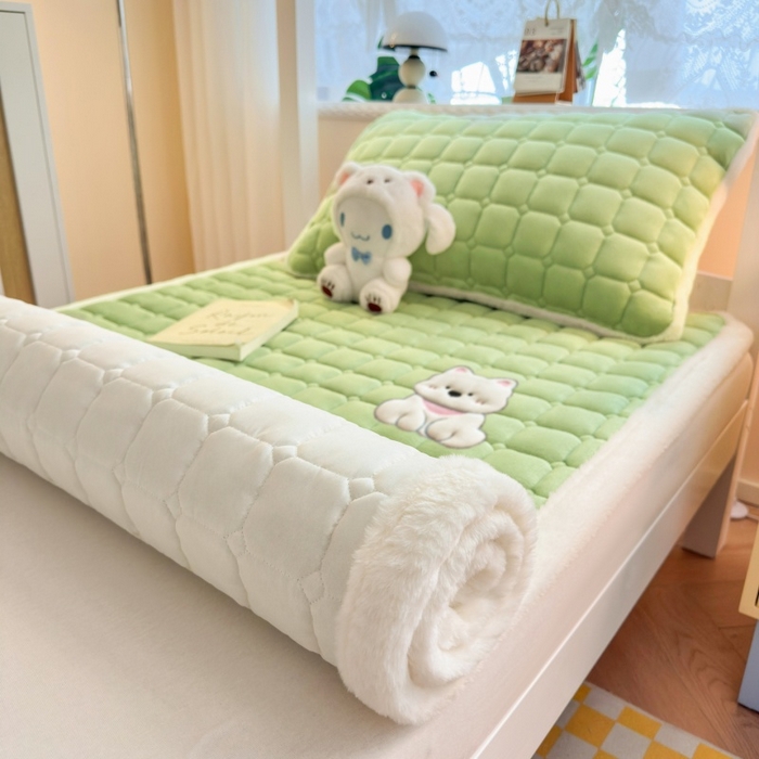 91家纺网 家纺一手货源 找家纺 爱屋及屋 2025新款牛奶绒毛巾绣床垫-学生床 luck狗-草绿