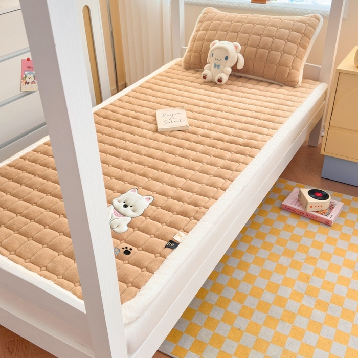 91家纺网 家纺一手货源 找家纺 爱屋及屋 2025新款牛奶绒毛巾绣床垫-学生床 luck狗-卡其