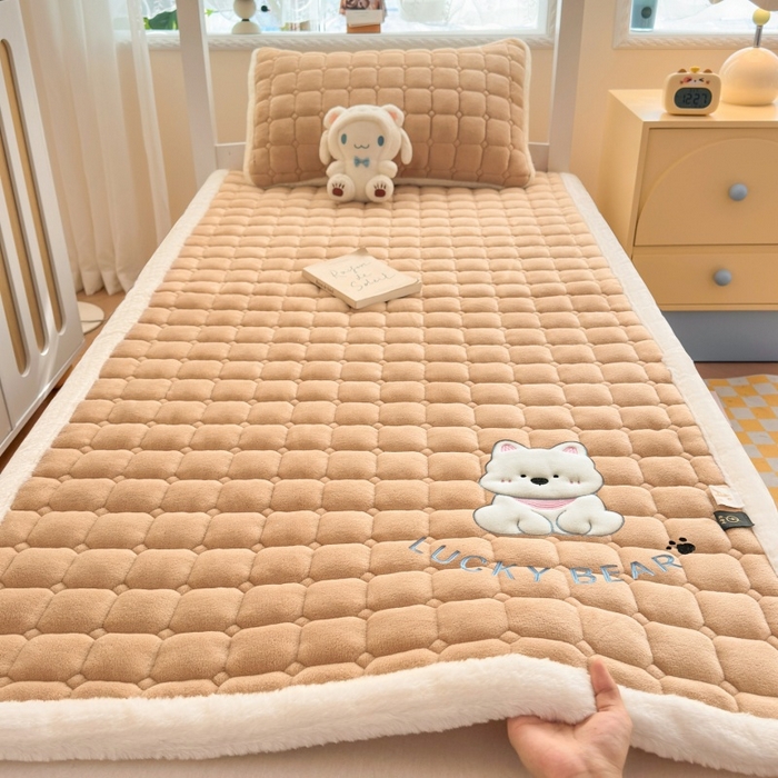 91家纺网 家纺一手货源 找家纺 爱屋及屋 2025新款牛奶绒毛巾绣床垫-学生床 luck狗-卡其