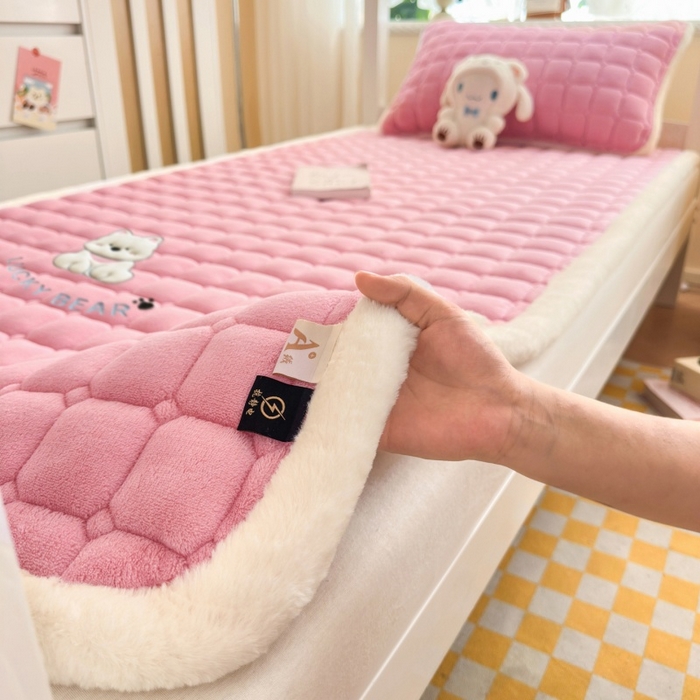 91家纺网 家纺一手货源 找家纺 爱屋及屋 2025新款牛奶绒毛巾绣床垫-学生床 luck狗-粉玉