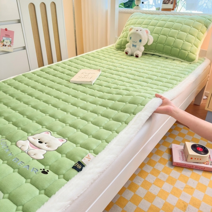 91家纺网 家纺一手货源 找家纺 爱屋及屋 2025新款牛奶绒毛巾绣床垫-学生床 luck狗-草绿