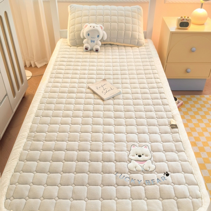 91家纺网 家纺一手货源 找家纺 爱屋及屋 2025新款牛奶绒毛巾绣床垫-学生床 luck狗-米白