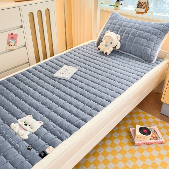 91家纺网 家纺一手货源 找家纺 爱屋及屋 2025新款牛奶绒毛巾绣床垫-学生床 luck狗-浅灰