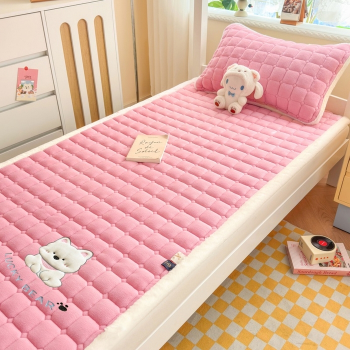 91家纺网 家纺一手货源 找家纺 爱屋及屋 2025新款牛奶绒毛巾绣床垫-学生床 luck狗-粉玉