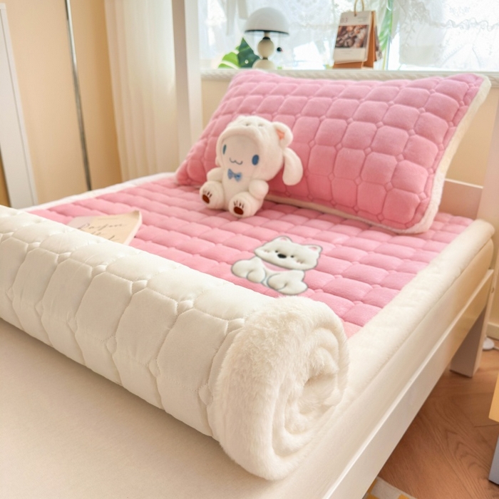 91家纺网 家纺一手货源 找家纺 爱屋及屋 2025新款牛奶绒毛巾绣床垫-学生床 luck狗-粉玉