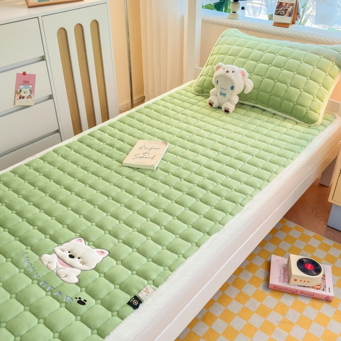 91家纺网 家纺一手货源 找家纺 爱屋及屋 2025新款牛奶绒毛巾绣床垫-学生床 luck狗-草绿