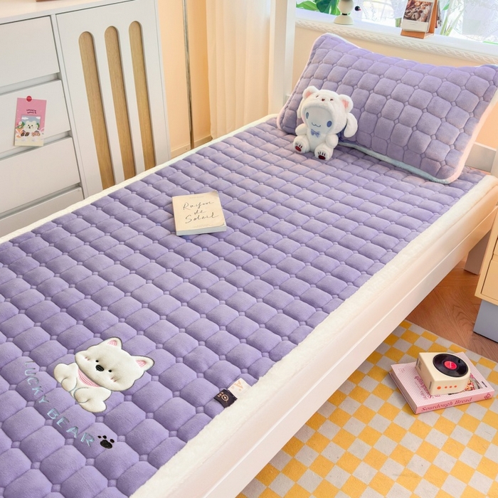 91家纺网 家纺一手货源 找家纺 爱屋及屋 2025新款牛奶绒毛巾绣床垫-学生床 luck狗-浅紫