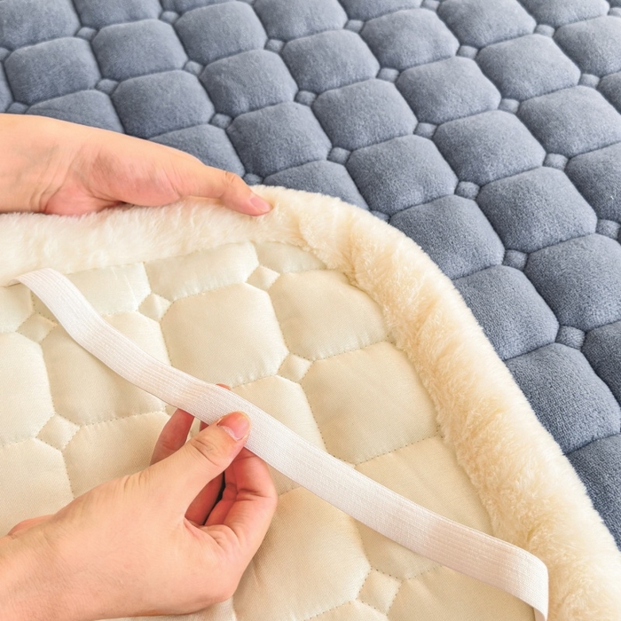 91家纺网 家纺一手货源 找家纺 爱屋及屋 2025新款牛奶绒毛巾绣床垫-学生床 luck狗-浅灰