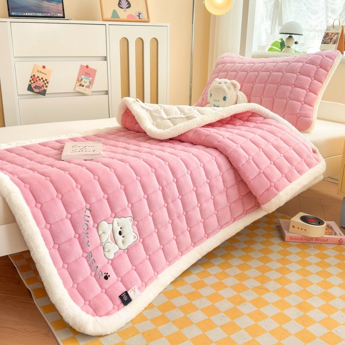 91家纺网 家纺一手货源 找家纺 爱屋及屋 2025新款牛奶绒毛巾绣床垫-学生床 luck狗-粉玉