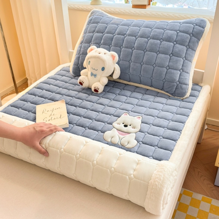 91家纺网 家纺一手货源 找家纺 爱屋及屋 2025新款牛奶绒毛巾绣床垫-学生床 luck狗-浅灰