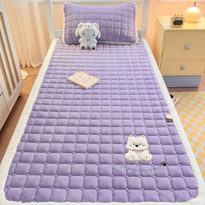 91家纺网 家纺一手货源 找家纺 爱屋及屋 2025新款牛奶绒毛巾绣床垫-学生床 luck狗-浅紫