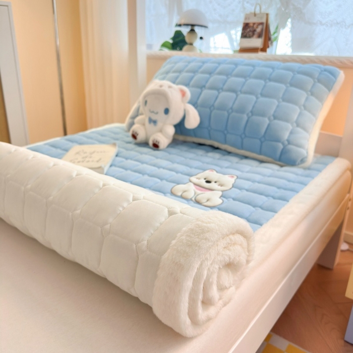 91家纺网 家纺一手货源 找家纺 爱屋及屋 2025新款牛奶绒毛巾绣床垫-学生床 luck狗-天空蓝
