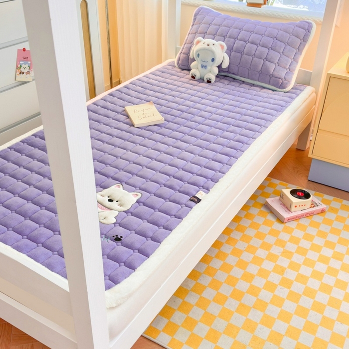 91家纺网 家纺一手货源 找家纺 爱屋及屋 2025新款牛奶绒毛巾绣床垫-学生床 luck狗-浅紫