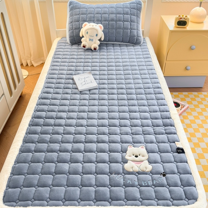 91家纺网 家纺一手货源 找家纺 爱屋及屋 2025新款牛奶绒毛巾绣床垫-学生床 luck狗-浅灰