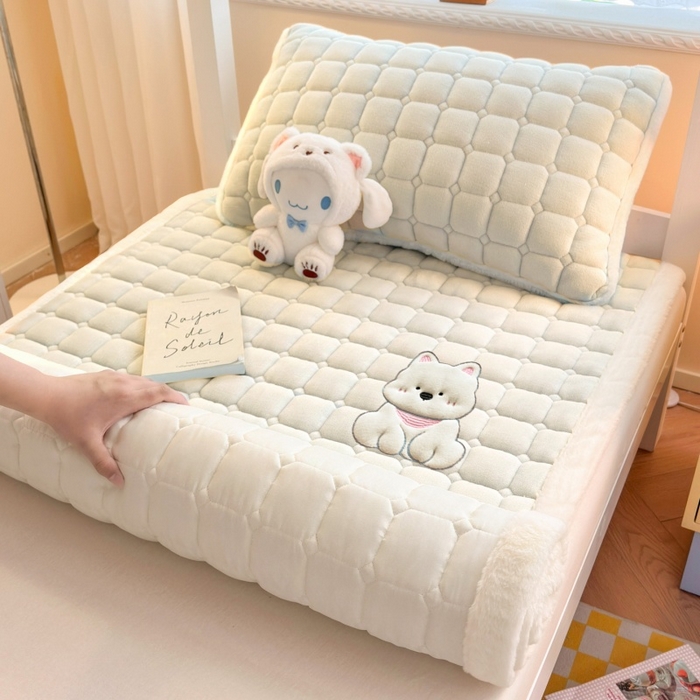 91家纺网 家纺一手货源 找家纺 爱屋及屋 2025新款牛奶绒毛巾绣床垫-学生床 luck狗-米白