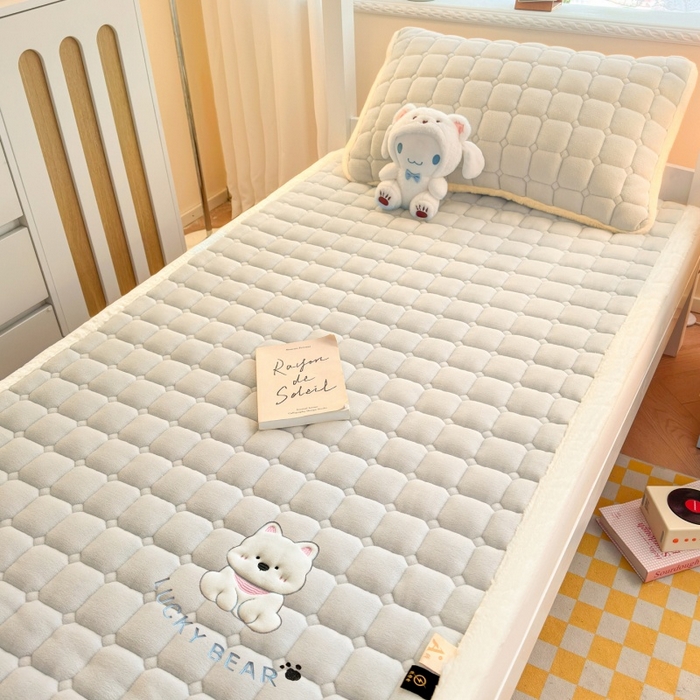 91家纺网 家纺一手货源 找家纺 爱屋及屋 2025新款牛奶绒毛巾绣床垫-学生床 luck狗-米白