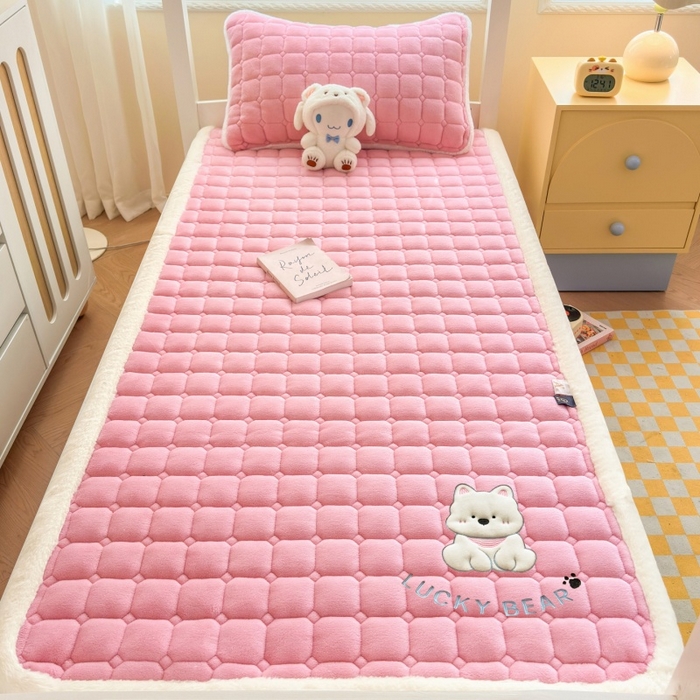 91家纺网 家纺一手货源 找家纺 爱屋及屋 2025新款牛奶绒毛巾绣床垫-学生床 luck狗-粉玉