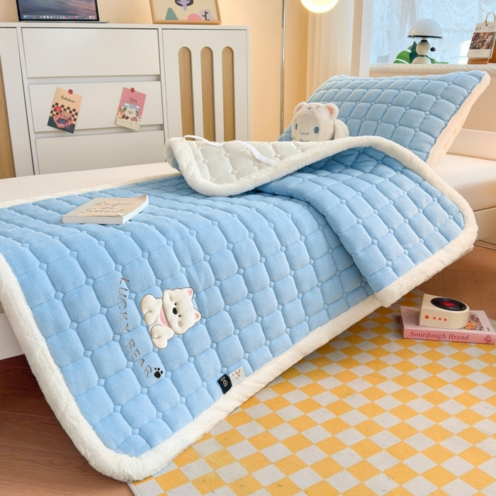 91家纺网 家纺一手货源 找家纺 爱屋及屋 2025新款牛奶绒毛巾绣床垫-学生床 luck狗-天空蓝