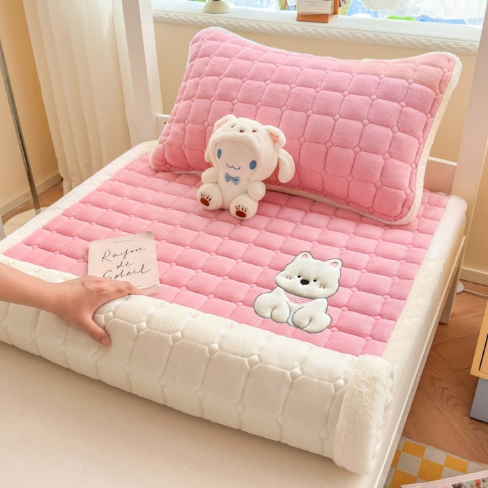 91家纺网 家纺一手货源 找家纺 爱屋及屋 2025新款牛奶绒毛巾绣床垫-学生床 luck狗-粉玉