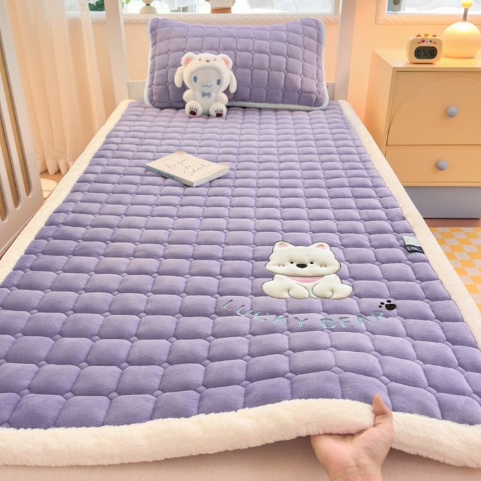 91家纺网 家纺一手货源 找家纺 爱屋及屋 2025新款牛奶绒毛巾绣床垫-学生床 luck狗-浅紫