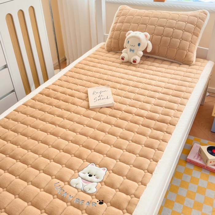 91家纺网 家纺一手货源 找家纺 爱屋及屋 2025新款牛奶绒毛巾绣床垫-学生床 luck狗-卡其