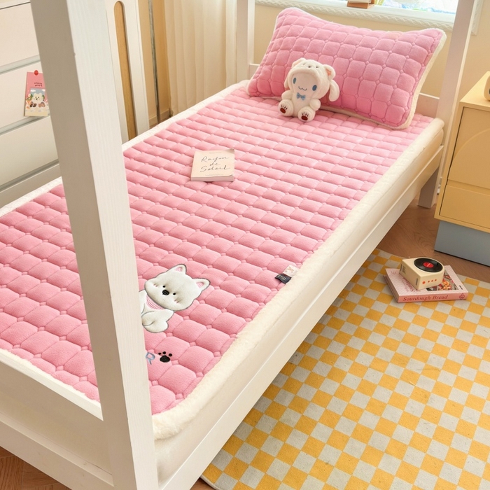 91家纺网 家纺一手货源 找家纺 爱屋及屋 2025新款牛奶绒毛巾绣床垫-学生床 luck狗-粉玉