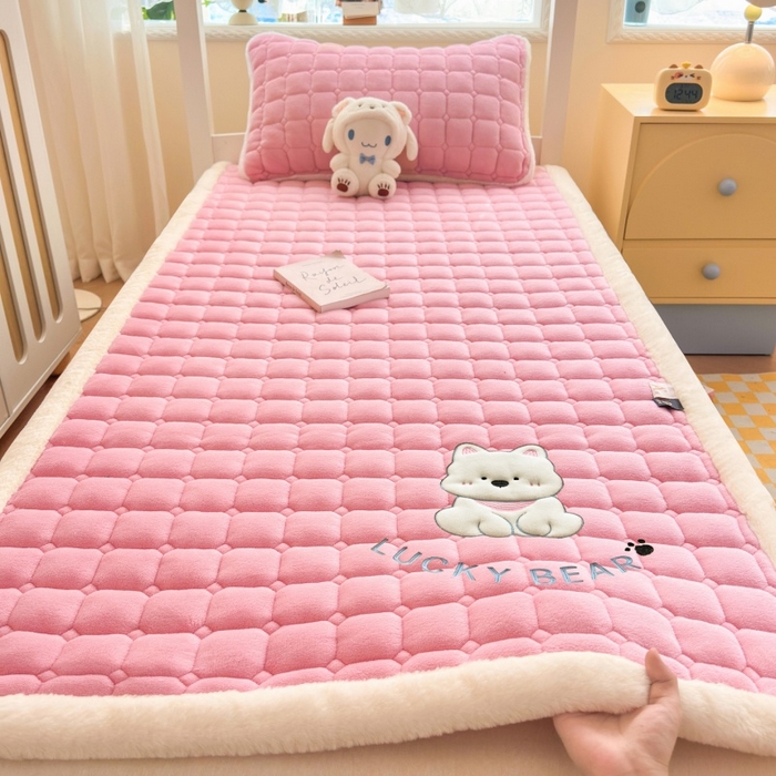 91家纺网 家纺一手货源 找家纺 爱屋及屋 2025新款牛奶绒毛巾绣床垫-学生床 luck狗-粉玉