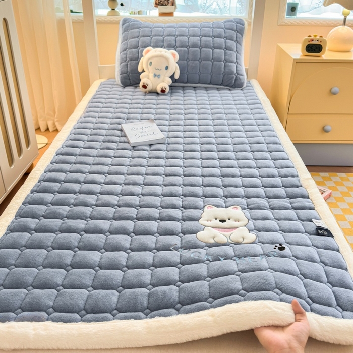 91家纺网 家纺一手货源 找家纺 爱屋及屋 2025新款牛奶绒毛巾绣床垫-学生床 luck狗-浅灰