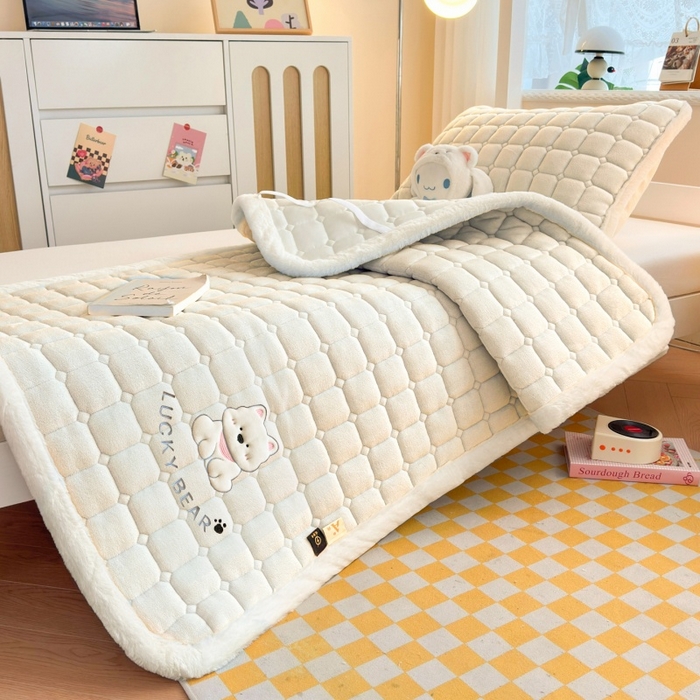 91家纺网 家纺一手货源 找家纺 爱屋及屋 2025新款牛奶绒毛巾绣床垫-学生床 luck狗-米白