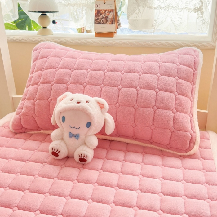 91家纺网 家纺一手货源 找家纺 爱屋及屋 2025新款牛奶绒毛巾绣床垫-学生床 luck狗-粉玉