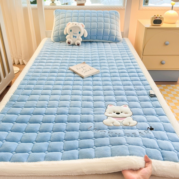 91家纺网 家纺一手货源 找家纺 爱屋及屋 2025新款牛奶绒毛巾绣床垫-学生床 luck狗-天空蓝