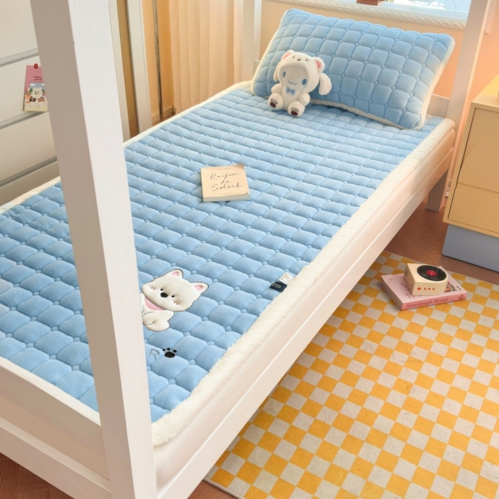 91家纺网 家纺一手货源 找家纺 爱屋及屋 2025新款牛奶绒毛巾绣床垫-学生床 luck狗-天空蓝