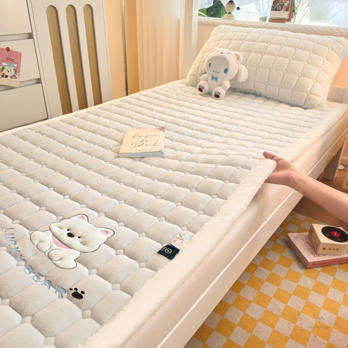 91家纺网 家纺一手货源 找家纺 爱屋及屋 2025新款牛奶绒毛巾绣床垫-学生床 luck狗-米白