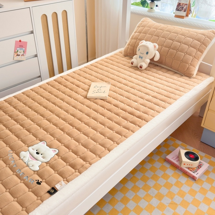 91家纺网 家纺一手货源 找家纺 爱屋及屋 2025新款牛奶绒毛巾绣床垫-学生床 luck狗-卡其