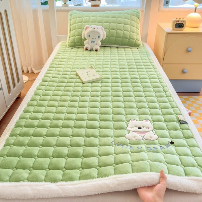 91家纺网 家纺一手货源 找家纺 爱屋及屋 2025新款牛奶绒毛巾绣床垫-学生床 luck狗-草绿