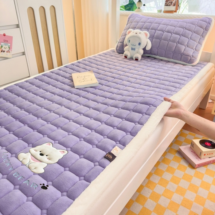 91家纺网 家纺一手货源 找家纺 爱屋及屋 2025新款牛奶绒毛巾绣床垫-学生床 luck狗-浅紫