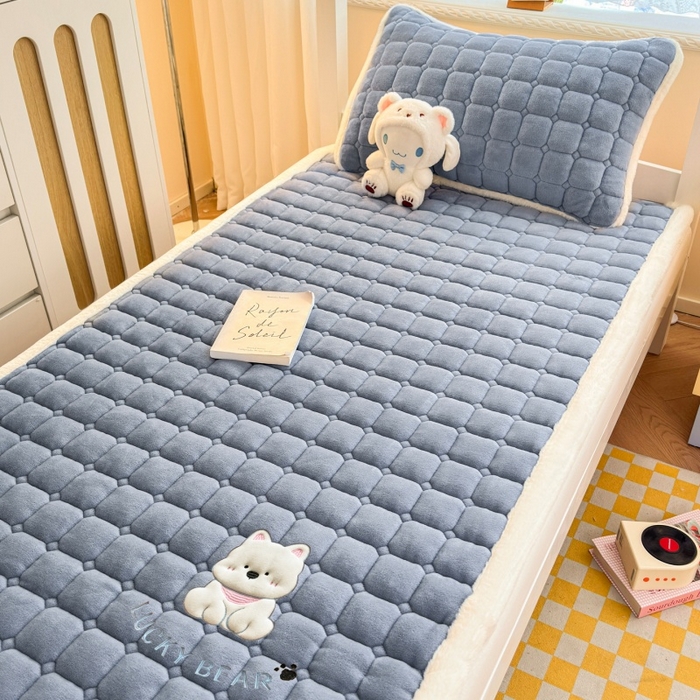 91家纺网 家纺一手货源 找家纺 爱屋及屋 2025新款牛奶绒毛巾绣床垫-学生床 luck狗-浅灰