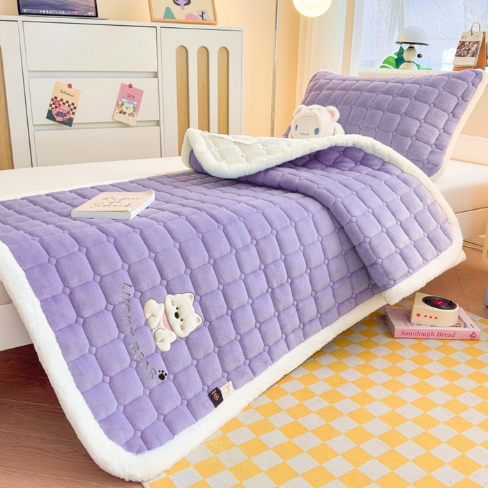 91家纺网 家纺一手货源 找家纺 爱屋及屋 2025新款牛奶绒毛巾绣床垫-学生床 luck狗-浅紫