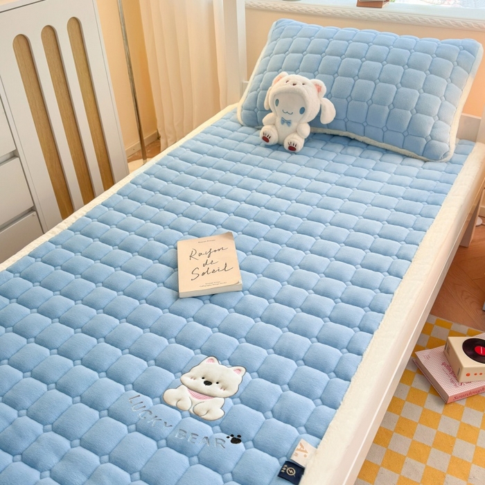 91家纺网 家纺一手货源 找家纺 爱屋及屋 2025新款牛奶绒毛巾绣床垫-学生床 luck狗-天空蓝