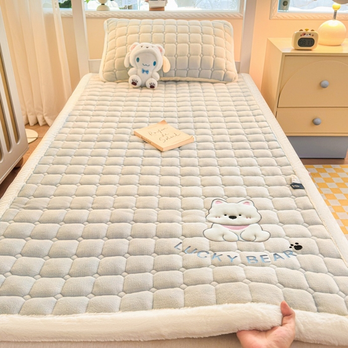 91家纺网 家纺一手货源 找家纺 爱屋及屋 2025新款牛奶绒毛巾绣床垫-学生床 luck狗-米白