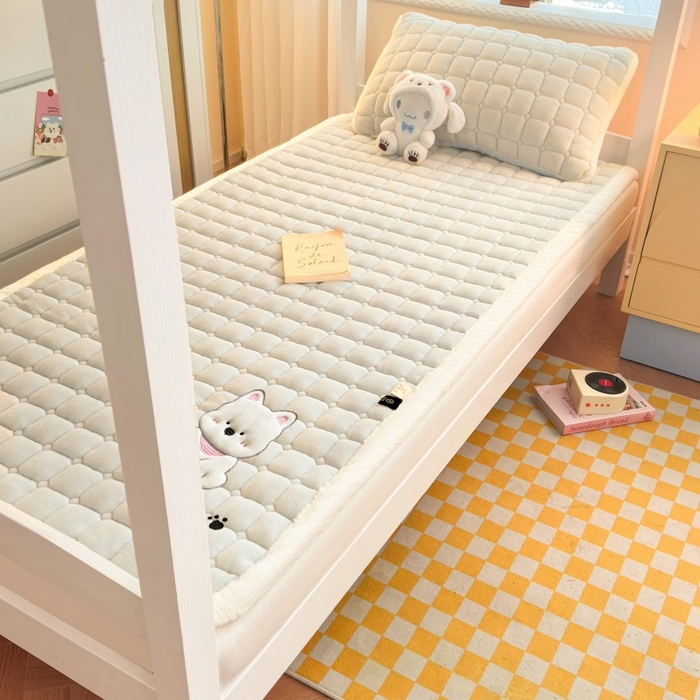 91家纺网 家纺一手货源 找家纺 爱屋及屋 2025新款牛奶绒毛巾绣床垫-学生床 luck狗-米白